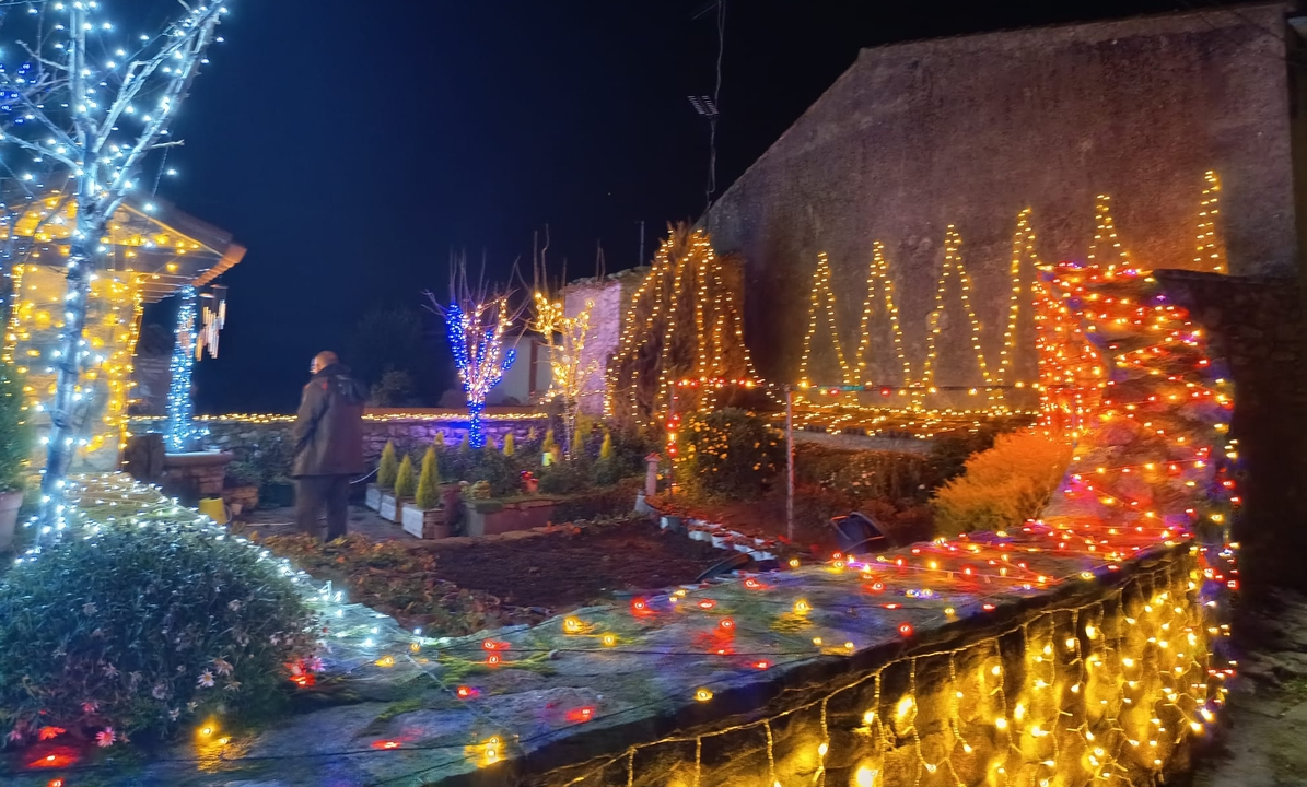 Un belén de ganchillo que recrea el pueblo, estrella de la matanza en Peralejos de Arriba