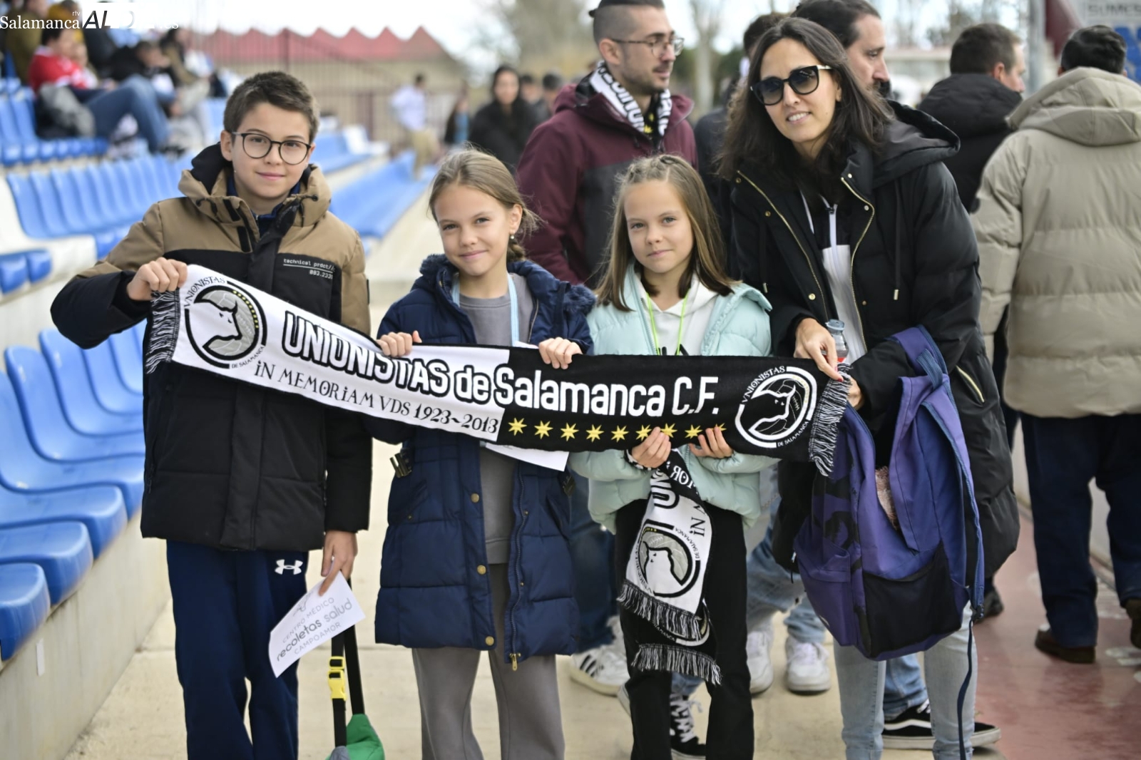 FOTOS | Lunes, festivo y puente de diciembre... pero la afición de Unionistas no falla a su cita en el Reina Sofía ante la Ponfe