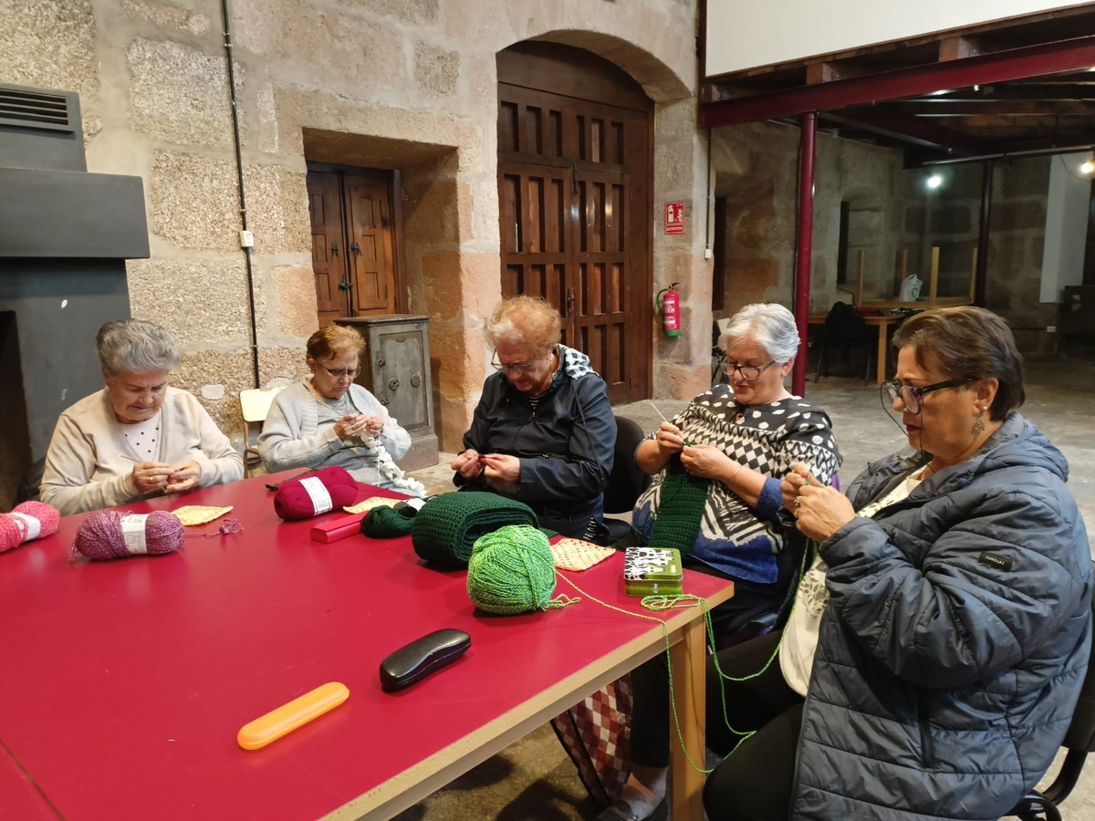 San Felices de los Gallegos estrena una espectacular decoración navideña realizada en ganchillo por las mujeres