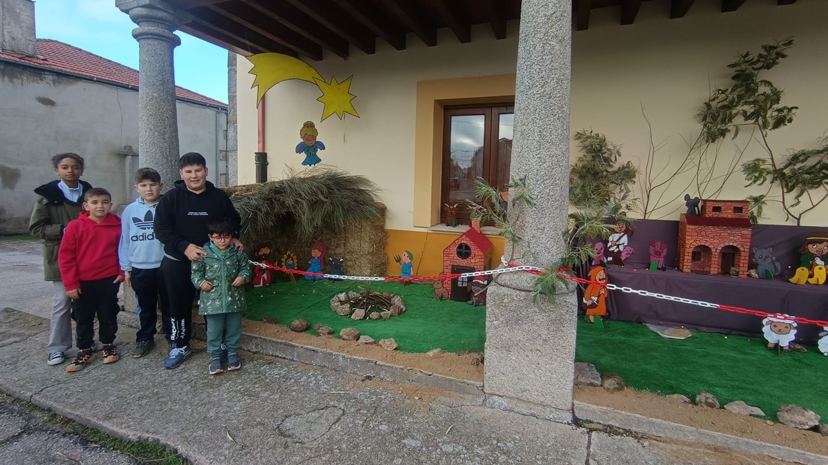 Los niños de Bañobárez decoran los soportales del Ayuntamiento con un original belén de siluetas