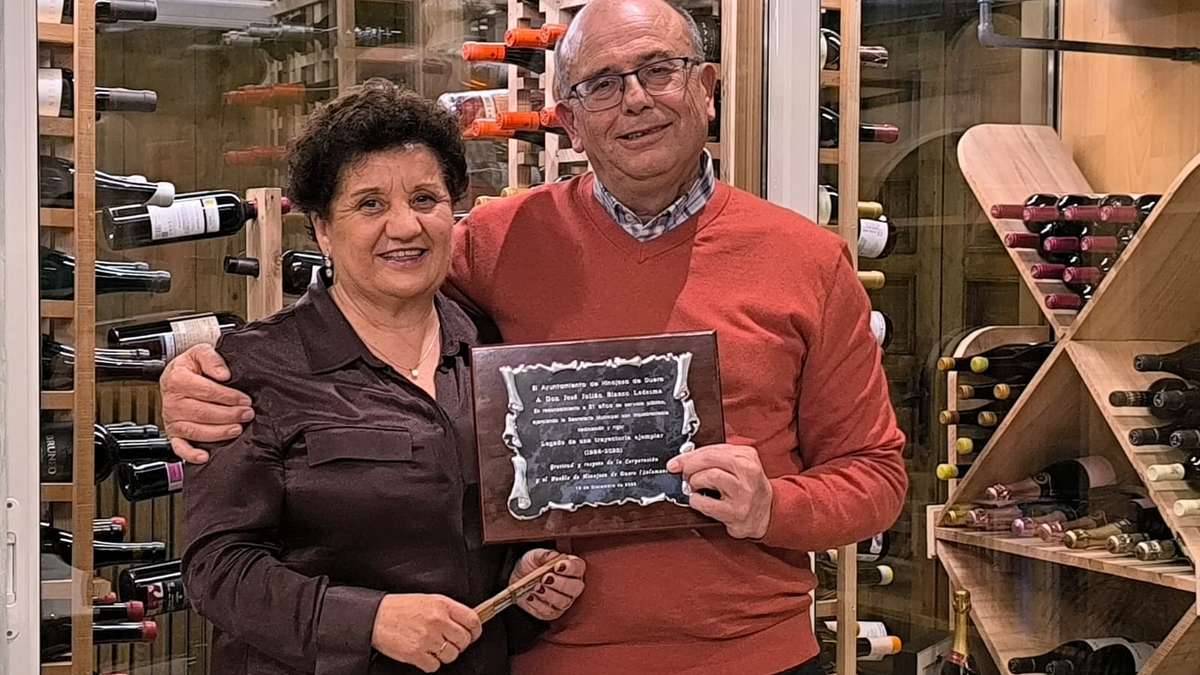 Más de tres décadas al servicio de Hinojosa: el pueblo homenajea a su secretario jubilado