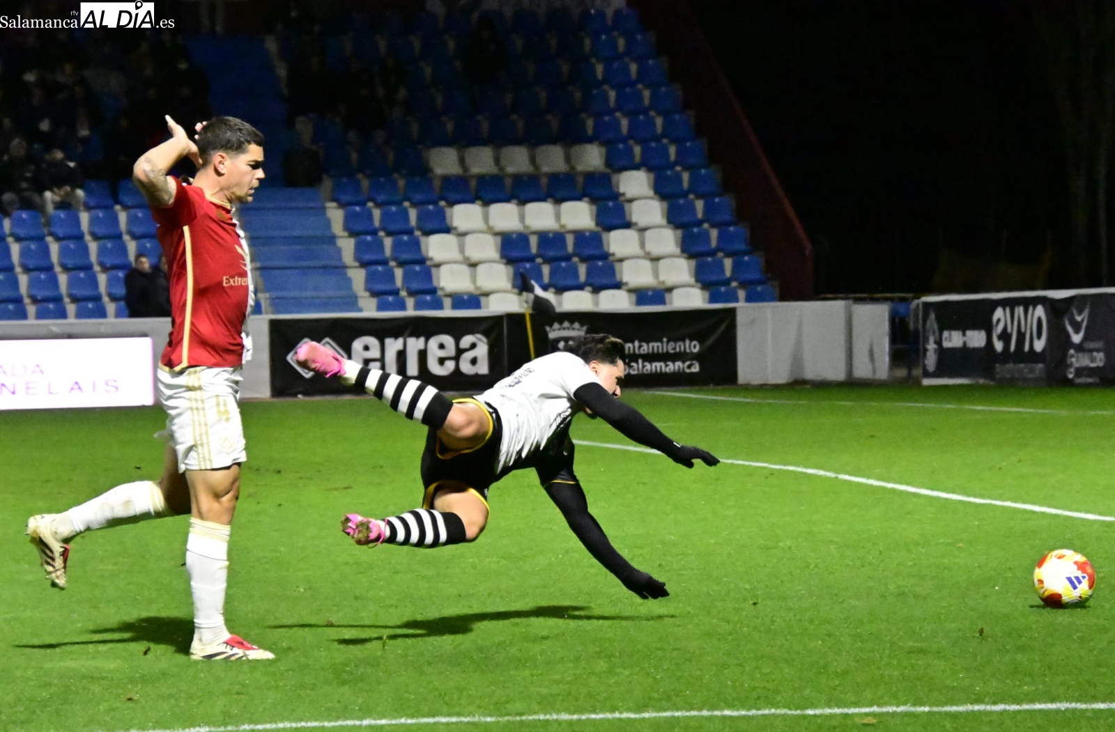 FOTOS Y VÍDEO | Patinazo de Unionistas contra el colista Cacereño: falla un penalti y se deja empatar dos veces para cerrar 2025 (2-2)