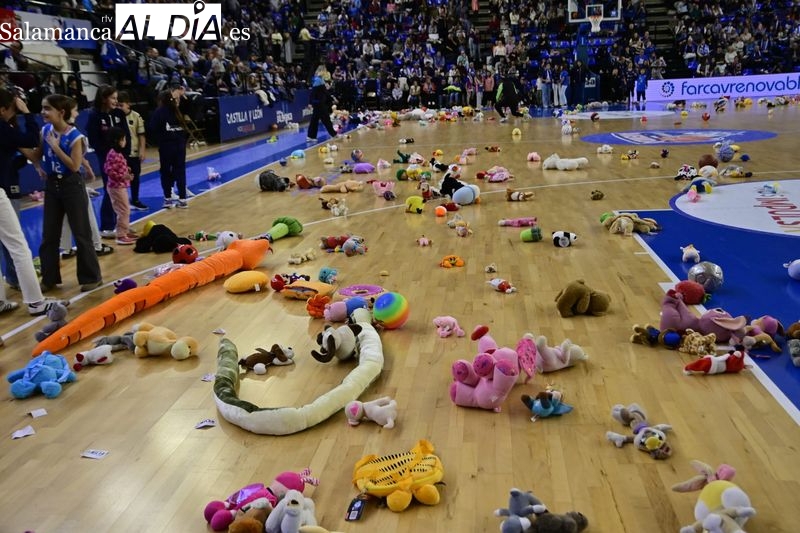 FOTOS Y VÍDEO | El Perfumerías Avenida y la Marea Azul despiden 2025 en casa con la tradicional lluvia de juguetes en Würzburg