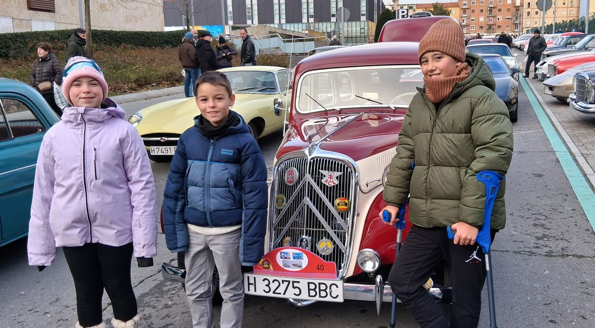 Los dibujos de tres escolares de Carbajosa ilustran las matrículas del XXVIII Día del Guardia Urbano