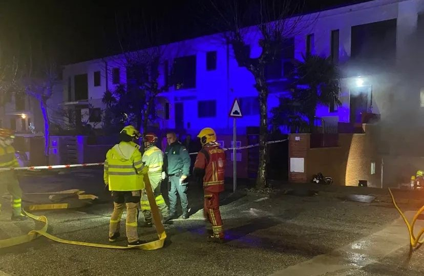 Un hombre trasladado al hospital por inhalación de humo tras un incendio en un garaje de Castellanos de Moriscos