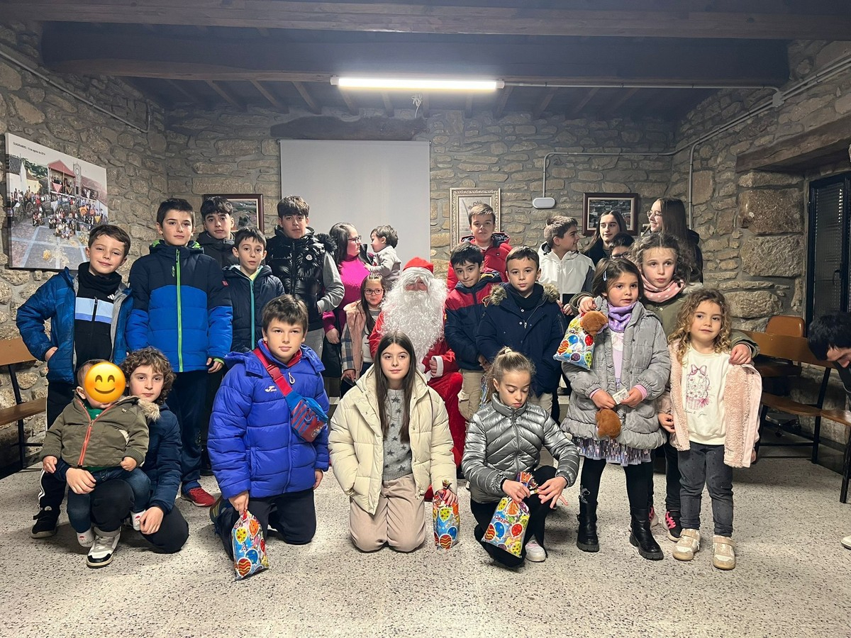 Papá Noel visita a los niños de Guadramiro en una tarde llena de ilusión previa a la Nochebuena