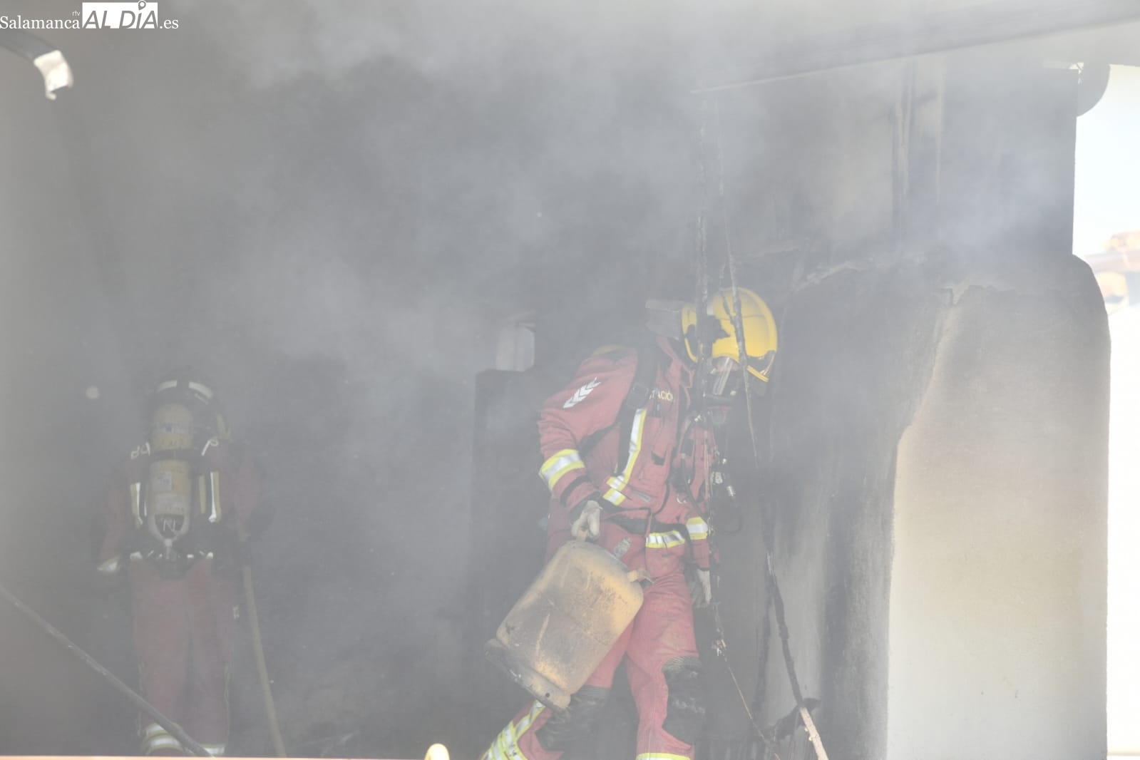 FOTOS | Una joven de 17 años, afectada por inhalación de humo tras el incendio de una vivienda en Zamarra