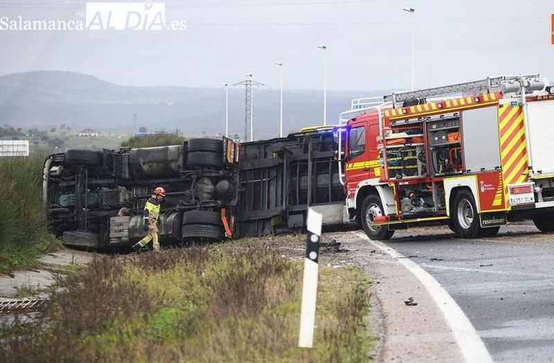 Un camión vuelca y corta la circulación en la A-62 sentido Valladolid a su paso por Salamanca