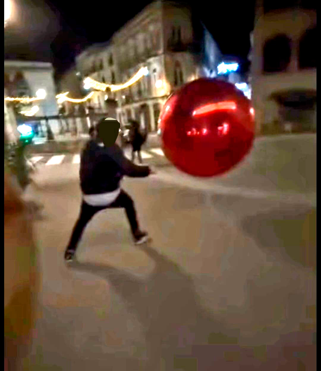 Se graban destrozando la decoración de Navidad en Ciudad Rodrigo y son identificados por la Policía