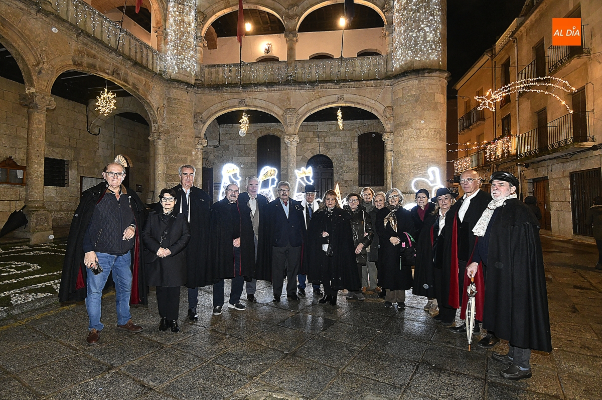 Integrantes de Amigos de la Capa Mirobrigense celebran la Navidad