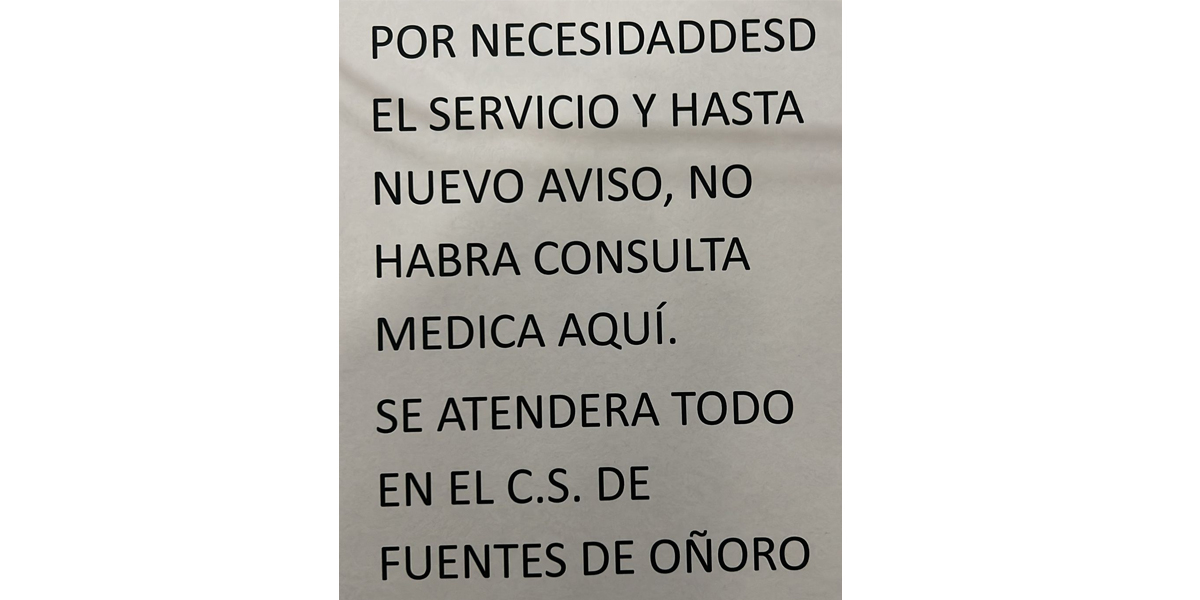 Un cartel mal escrito avisa de la ausencia médica en Aldea del Obispo durante la Navidad