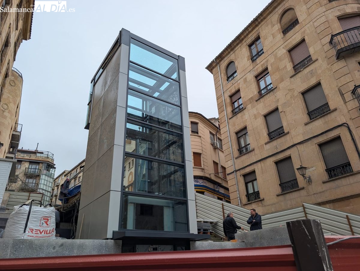 Avanza la instalación del ascensor de La Riojana con su característica cabina panorámica 