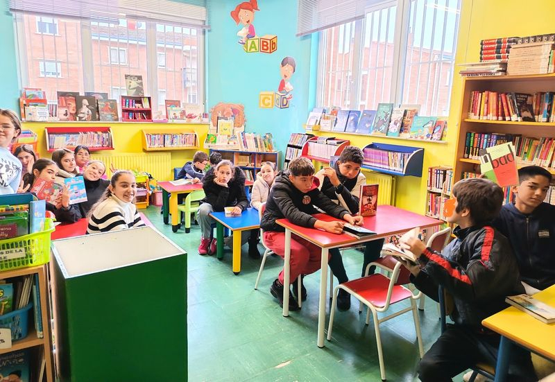 Los alumnos del Colegio Rafael Alberti descubren el funcionamiento de la Biblioteca de El Encinar