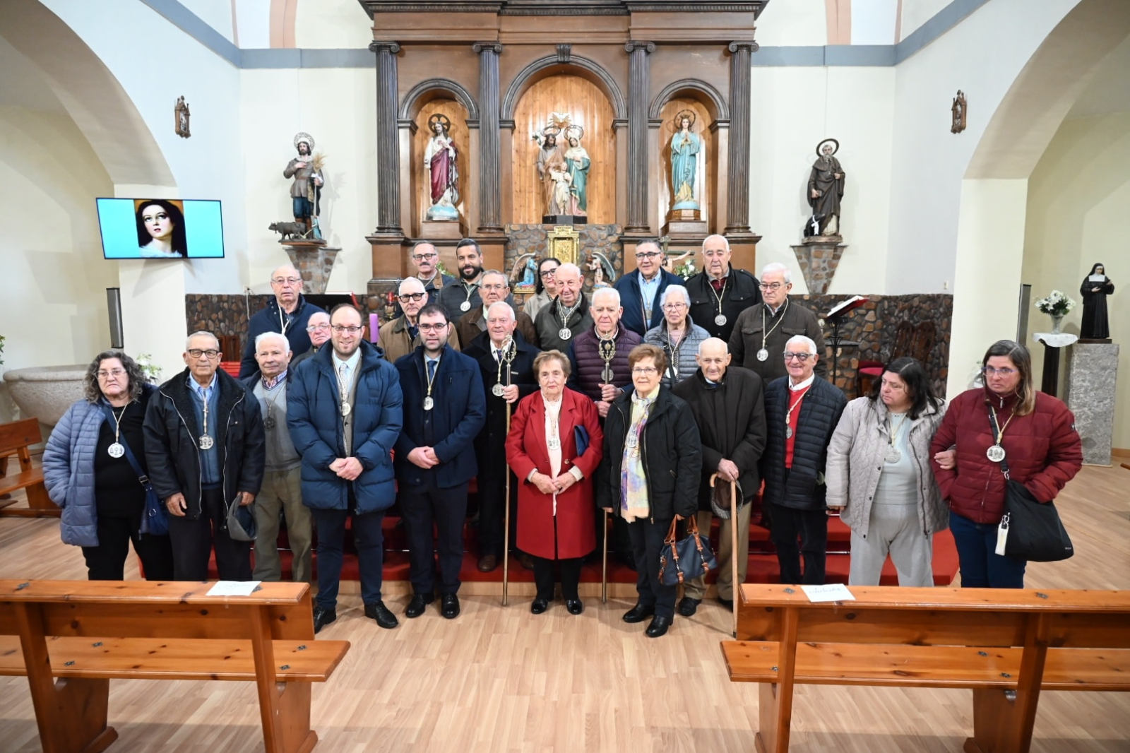 El alcalde y el delegado de Hacienda ingresan en la Cofradía del Santísimo, San Isidro y San Antón del barrio de El Puente