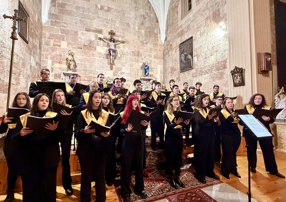 El Coro Tomás Luis de Victoria emociona a La Vellés en un entrañable recital navideño