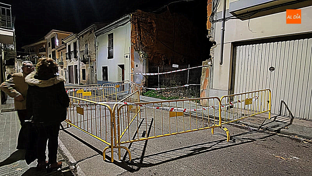 Una gran grieta en un solar en obras corta la calle Santa Clara al tráfico rodado