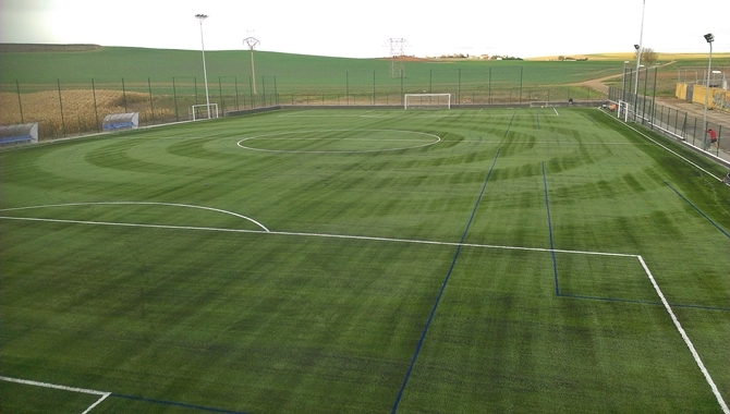 Villamayor da el primer paso para su futuro campo de rugby con la ampliación de El Salinar