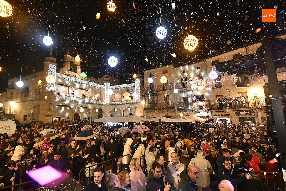 La lluvia da tregua a un multitudinario encendido navideño