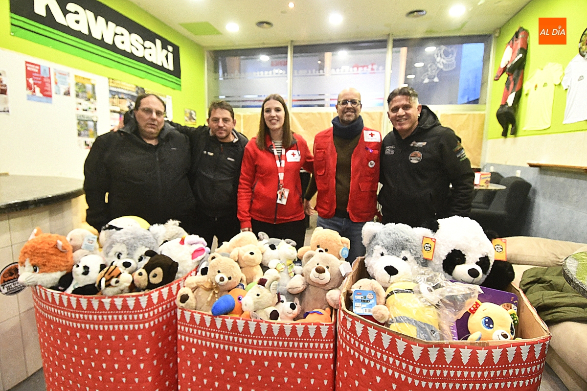 Los 300 peluches recaudados en la Papanoelada motera ya están un paso más cerca de los hogares con menos recursos