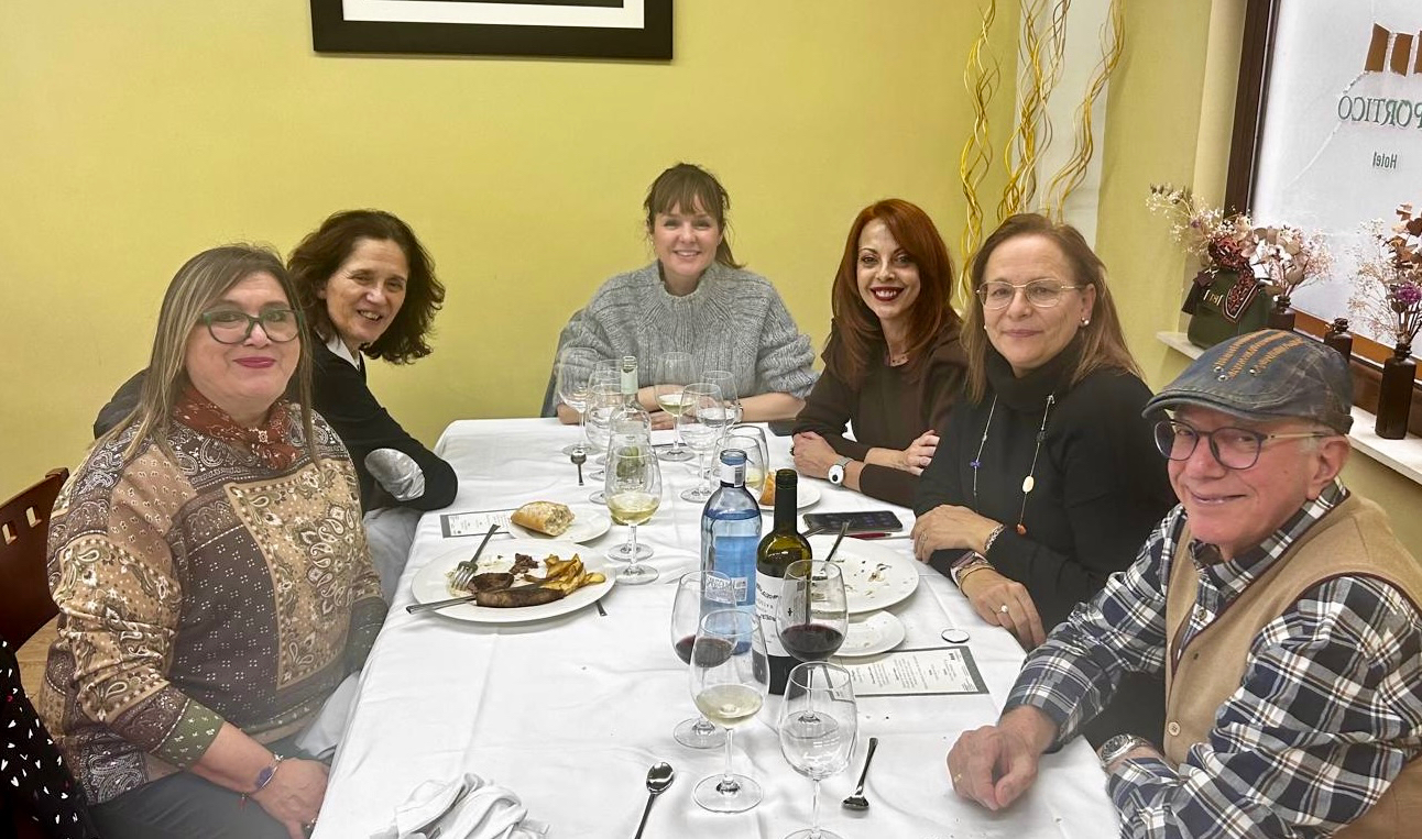 Brindis con buenos deseos y hermandad marcan la comida navideña de los profesionales del Centro de Salud