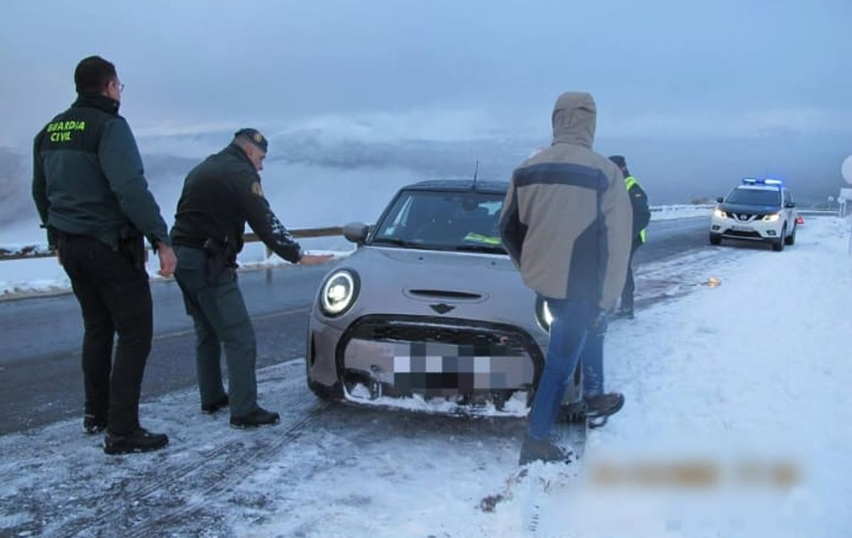 VÍDEO | Rescatados dos vehículos con turistas portugueses e ingleses atrapados por la nieve en la Sierra de Béjar