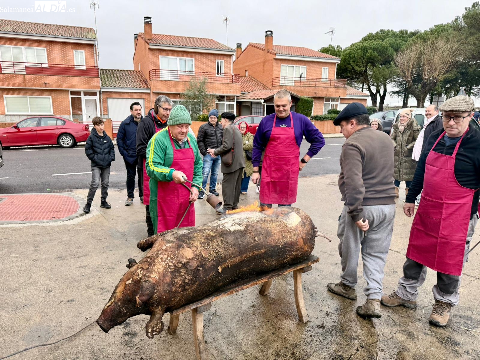 FOTOS | La Vellés congrega a sus vecinos en torno a la Fiesta de la Matanza Tradicional