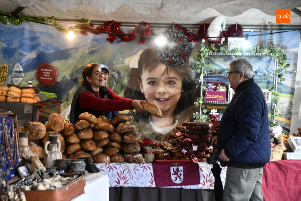 Arranca el II Mercadillo Navideño en la Plaza del Buen Alcalde bajo la lluvia