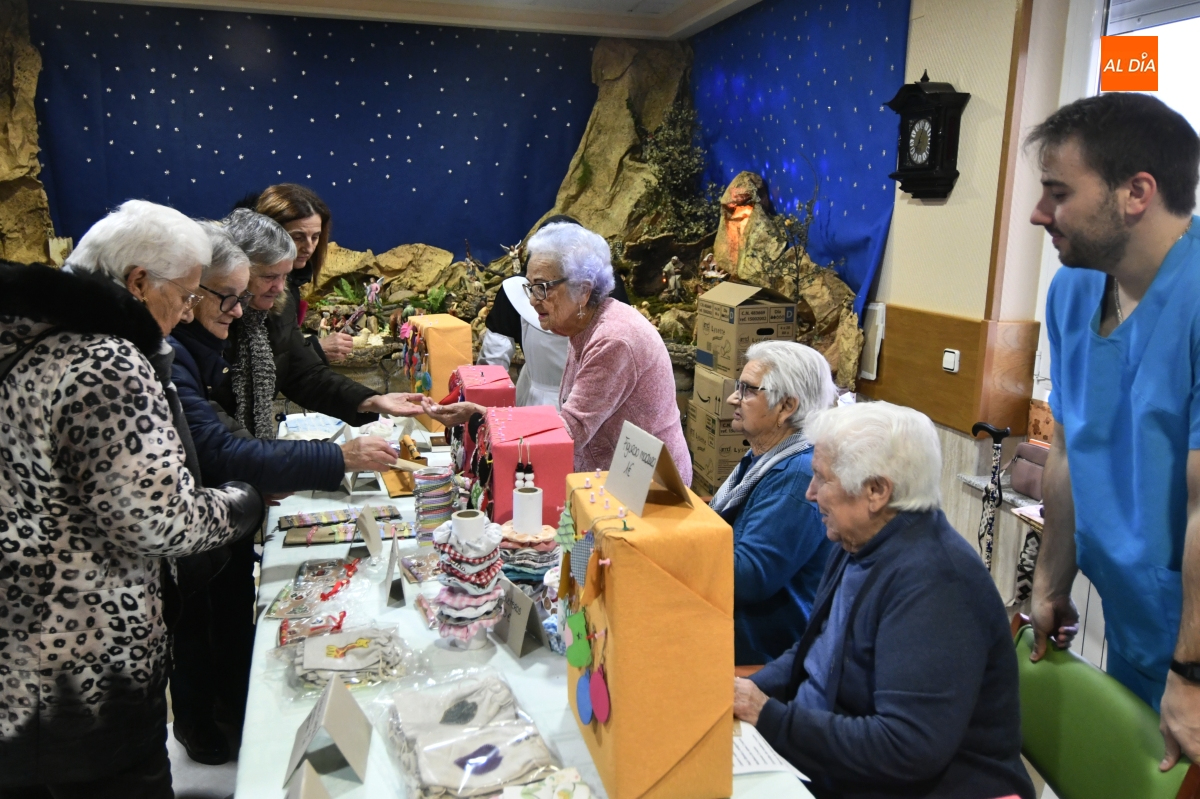 La Residencia San José inaugura  un mercadillo solidario en favor de los afectados por los incendios de Castilla y León
