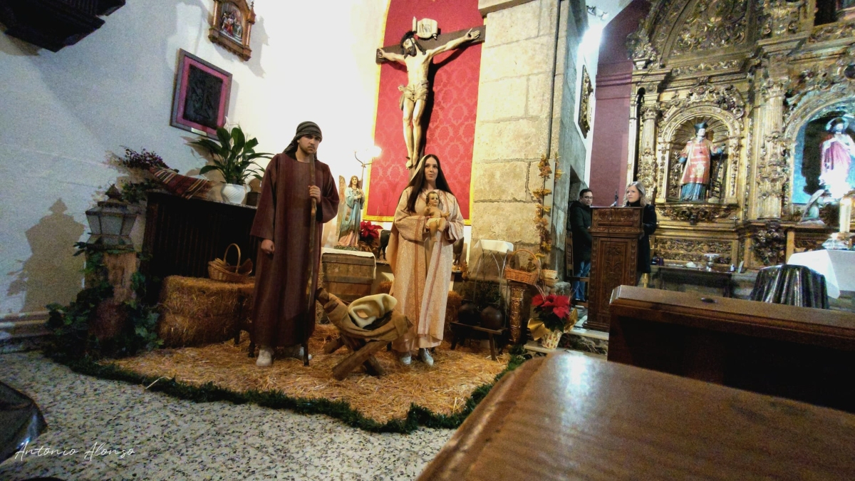 La Parroquia de San Andrés llena su templo para celebrar la Navidad con un Auto sacramental y la Misa de Medianoche