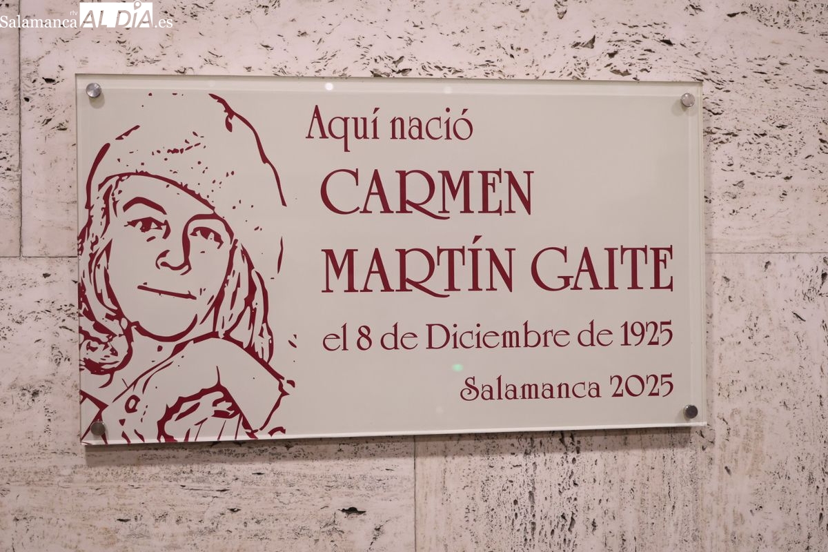 Salamanca rinde homenaje a Carmen Martín Gaite con una placa en su casa natal de la plaza de los Bandos