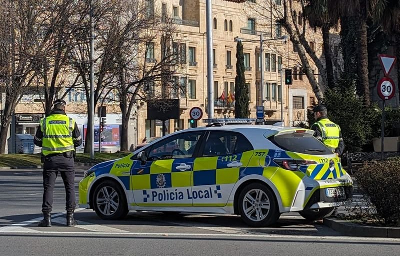 Herido un motorista en un choque con un coche en la rotonda de acceso a Federico Anaya
