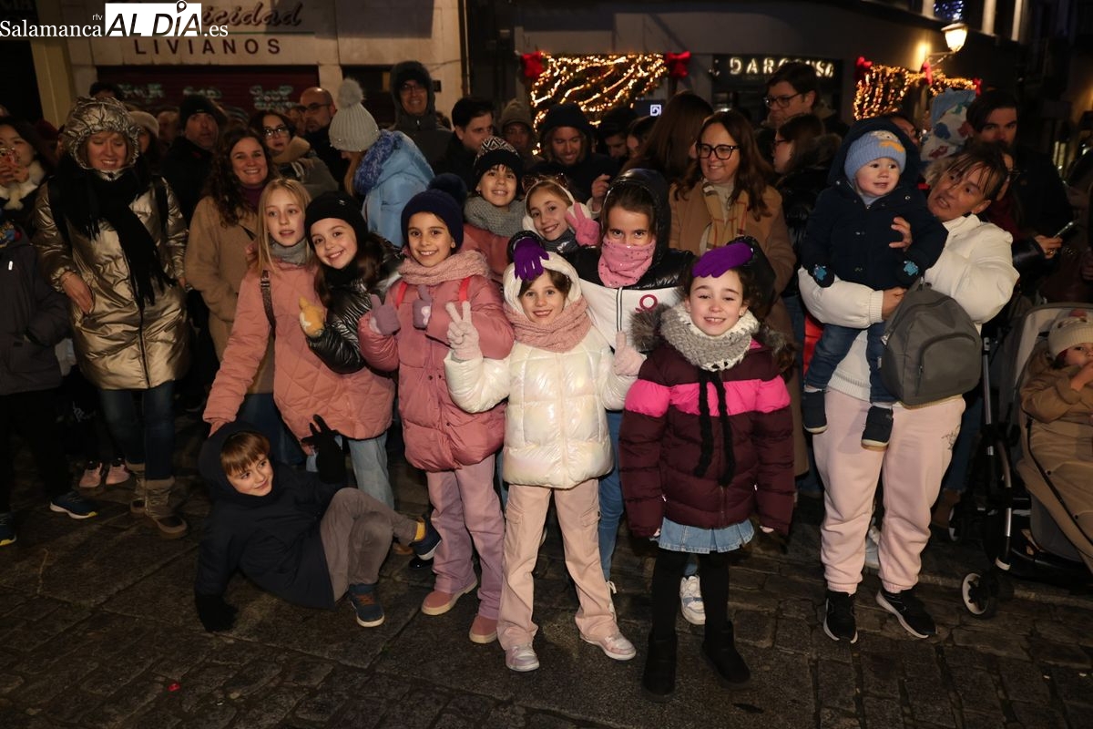GALERÍA DE FOTOS | La ilusión de la Cabalgaza de Papá Noel vence al frío en las calles de Salamanca