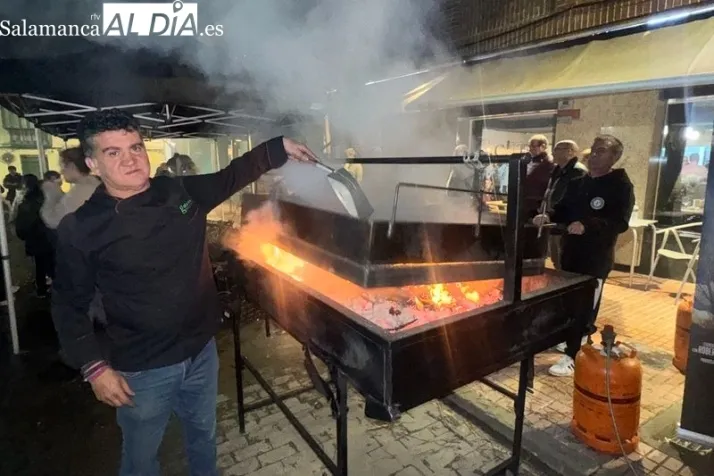 Un gesto de 610 euros: éxito de la iniciativa benéfica de castañas asadas en Alba de Tormes | Imagen 1