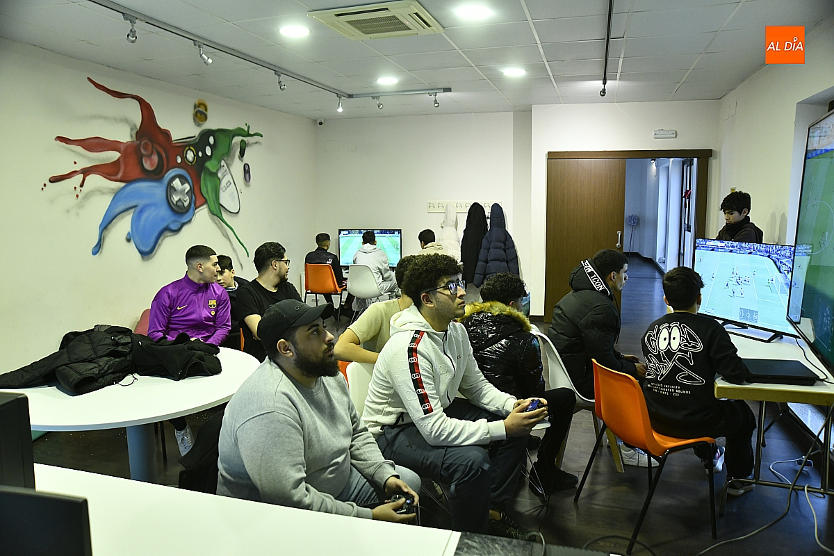 Varios Jóvenes participan en el Torneo FIFA 26 en el Centro Joven