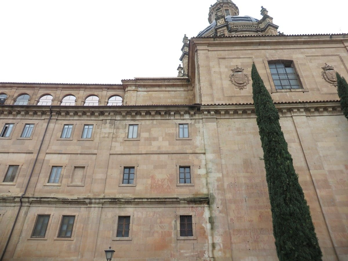 FOTOS | Quejas por la destrucción de los vítores de la Clerecía por falta de mantenimiento