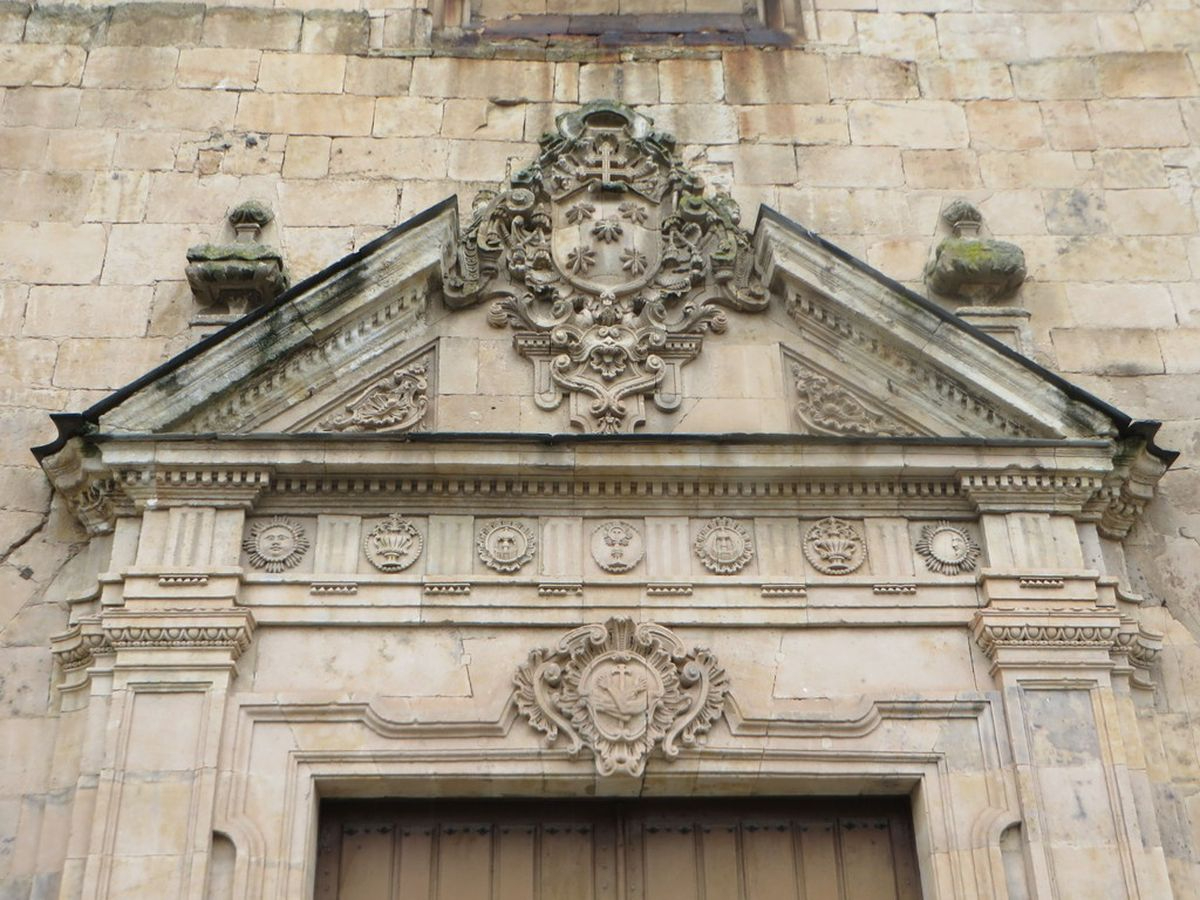Fisuras, descomposición de la piedra y mallas oxidadas amenazan la portada de la iglesia de las Úrsulas (Fotos)