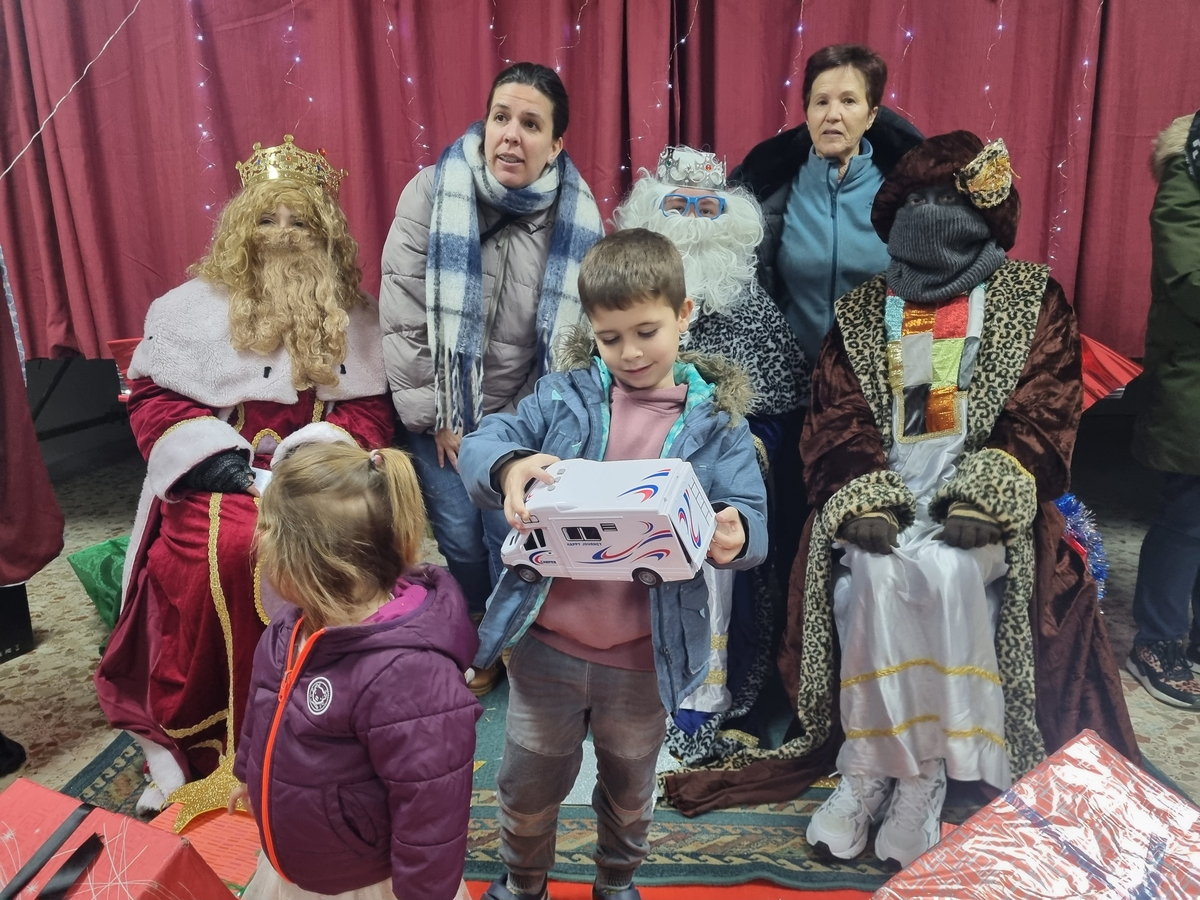 Los Reyes Magos llevan la ilusión a Cabeza del Caballo y comparten un brindis con los vecinos