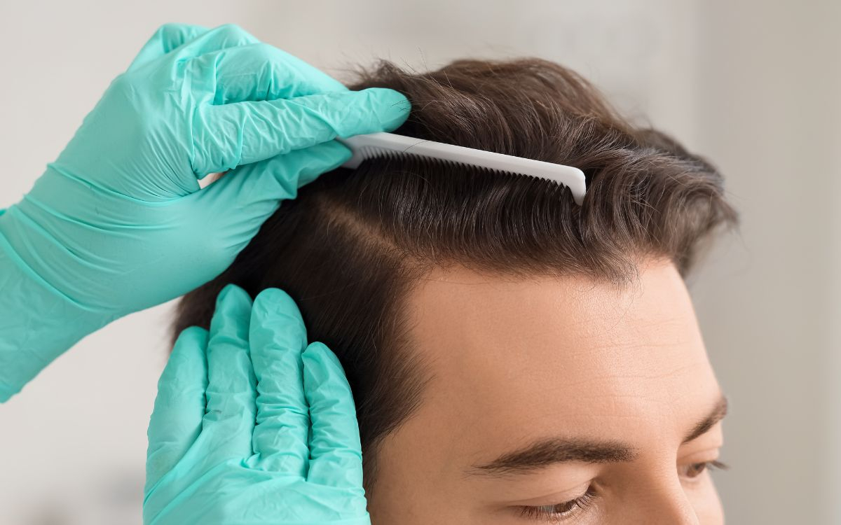 Qué esperar en la primera visita a una clínica capilar