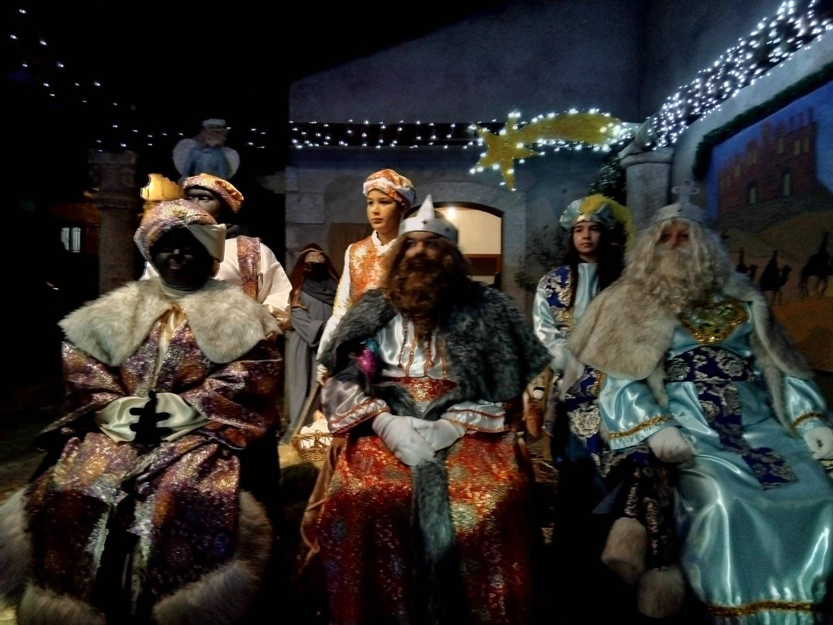 Los Reyes Magos llenan de magia e ilusión las calles de Hinojosa de Duero en una tarde para el recuerdo