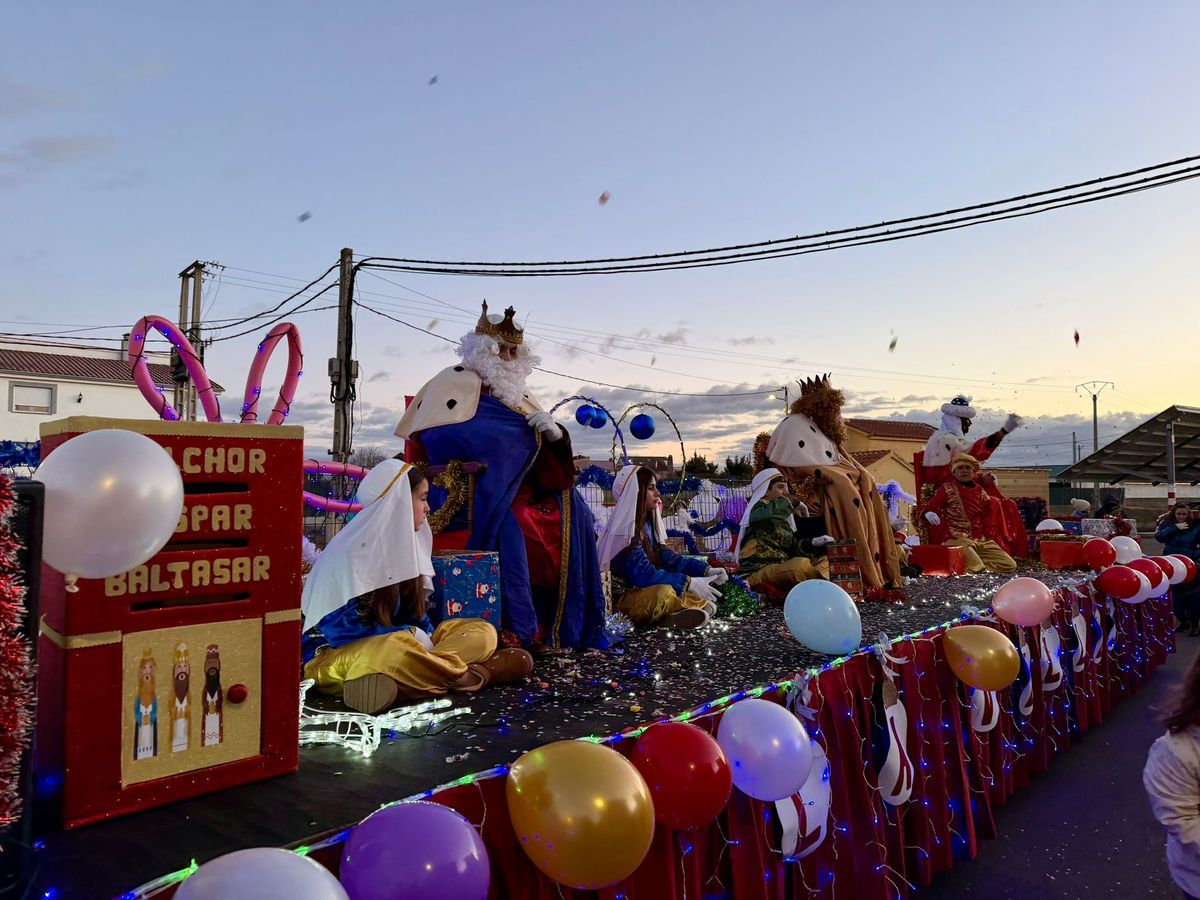La ilusión desborda las calles de La Vellés en la Cabalgata de Reyes