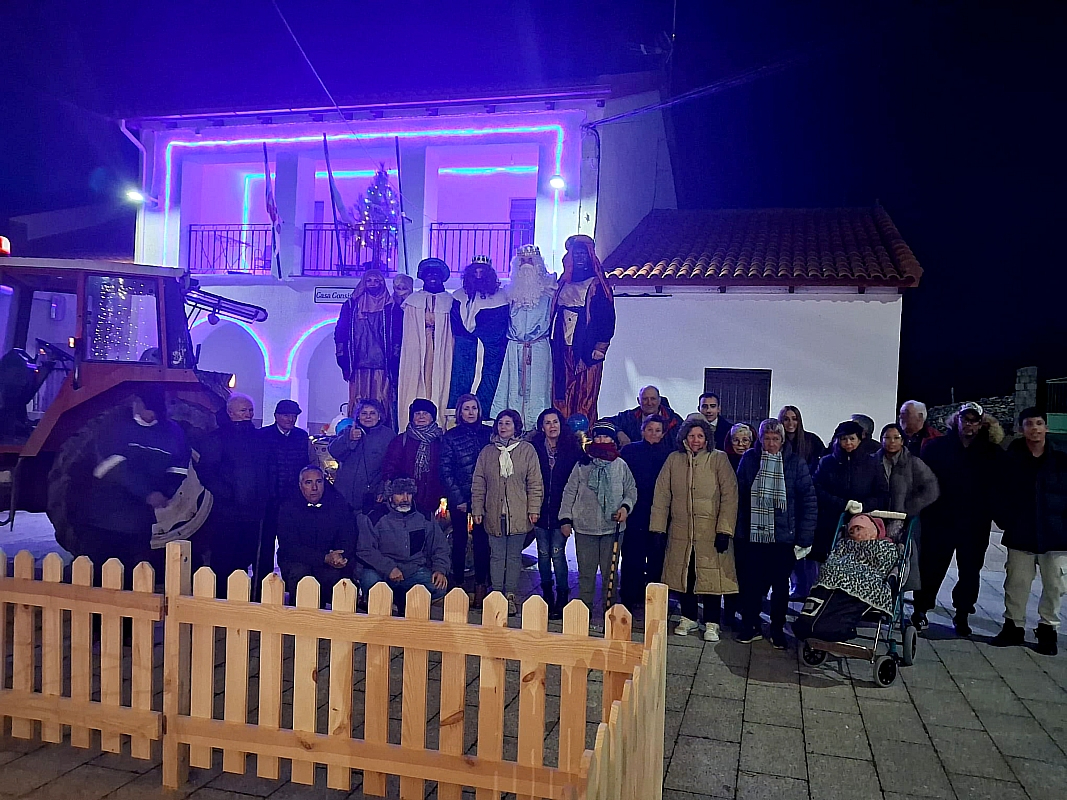 Los vecinos de Agallas organizan una completa Noche de Reyes con visitas a la residencia y fuegos artificiales