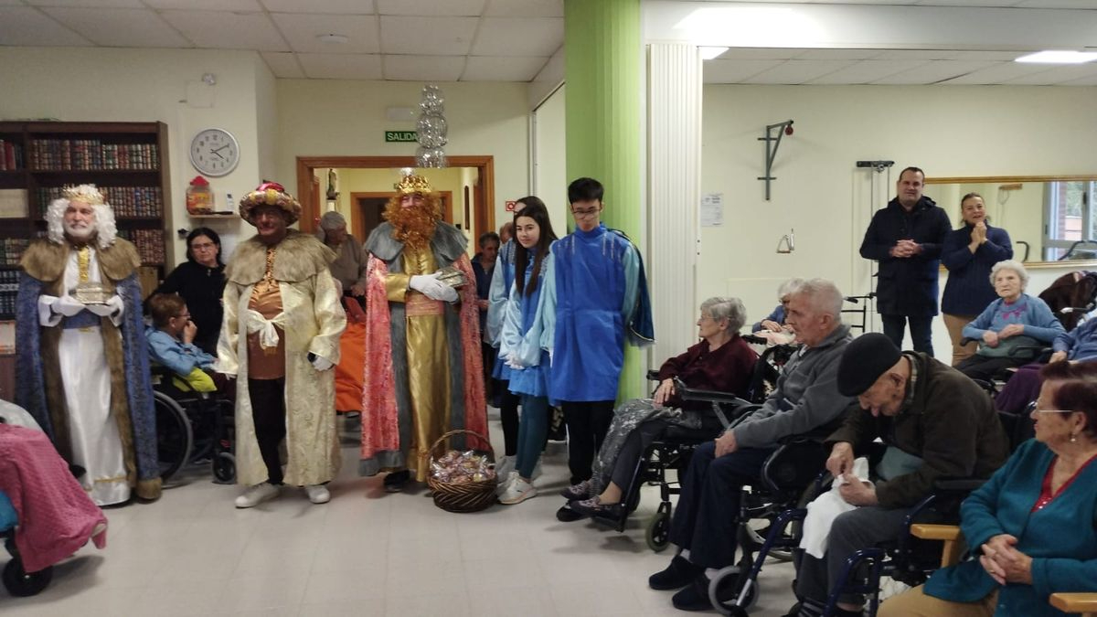 Los Reyes Magos llevan la ilusión a los mayores de Santa Marta en su tradicional visita a las residencias (Fotos)