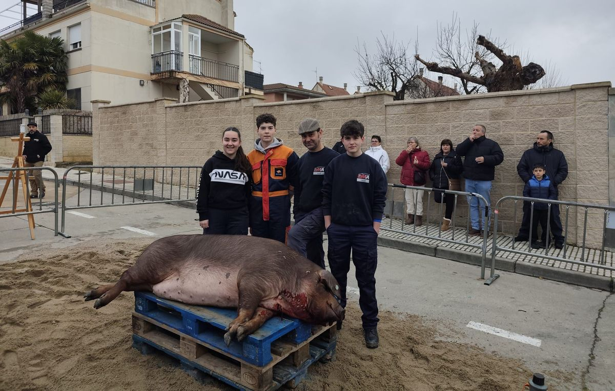 Cabrerizos revive la tradición en su Fiesta de la Matanza