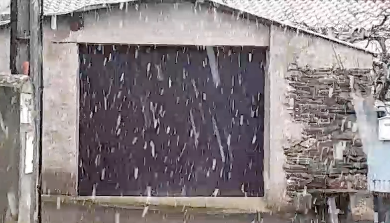 VÍDEO | La nieve hace acto de presencia en Ventas de Garriel  