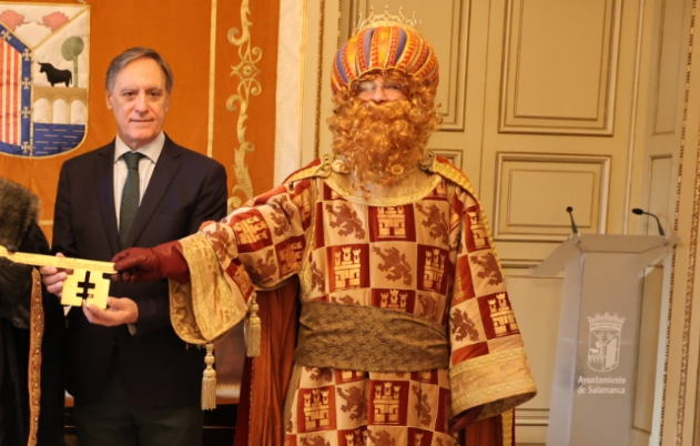 Carbayo tacha de lamentables las críticas de UPL a la vestimenta del Rey Gaspar en la recepción municipal