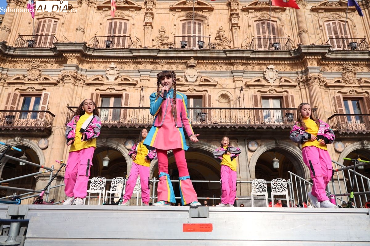 VÍDEO y FOTOS | La música de Chloe DelaRosa, broche de oro a la recepción de los Reyes Magos en Salamanca