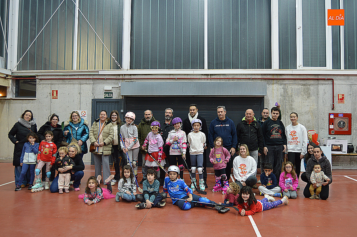 El Club de Patinaje de Ciudad Rodrigo, Farinatos Roleros, celebran su tradicional merienda navideña sobre ruedas