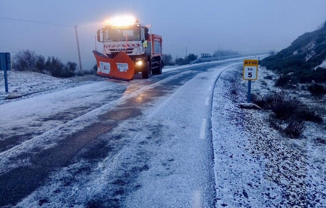 La nieve deja una carretera cortada en Salamanca y complica la circulación en 16 vías de Castilla y León