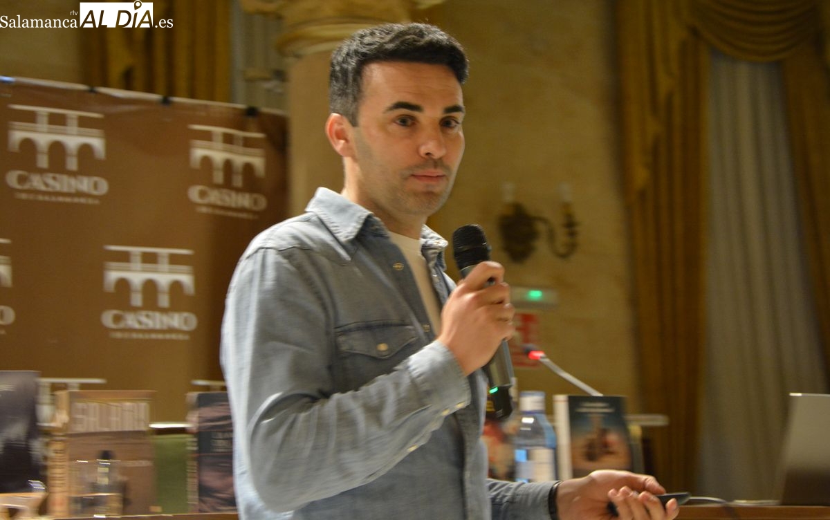 Ángel Luis Moraga presenta en el Casino de Salamanca su libro de relatos con un alegato contra la violencia sobre las mujeres 