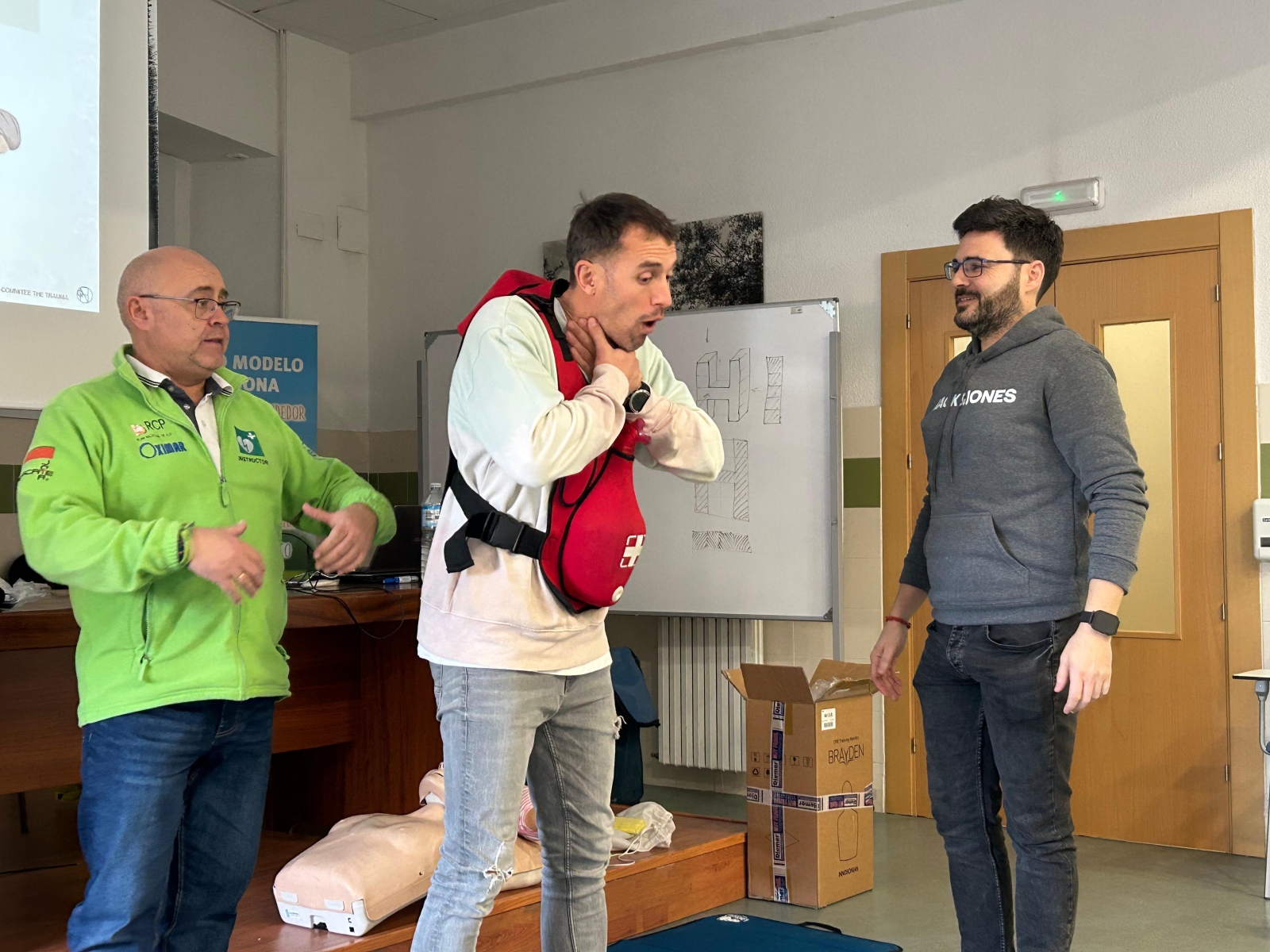 El personal del Colegio San Juan Bosco se forma en primeros auxilios y uso de desfibriladores